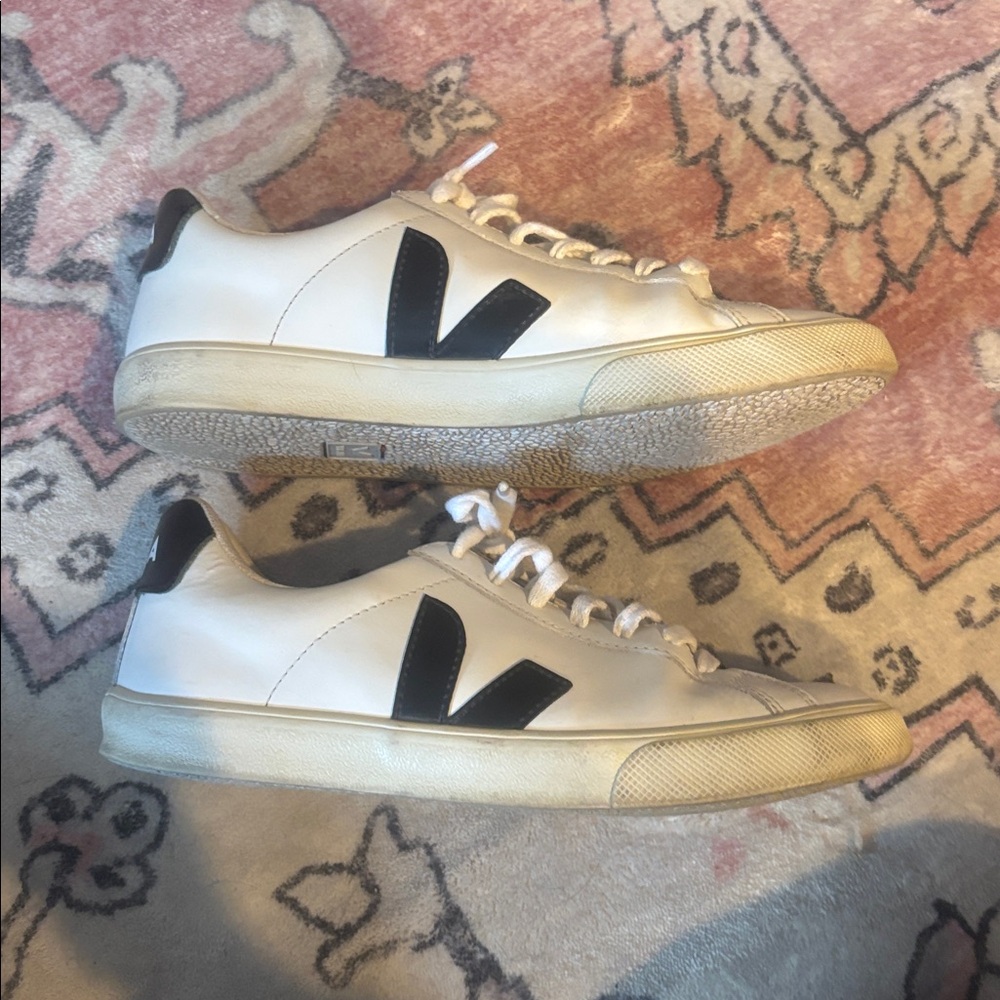Veja White Leather Sneakers with Black Details, size 6 (US), 37 (EU) - Picture 9 of 10